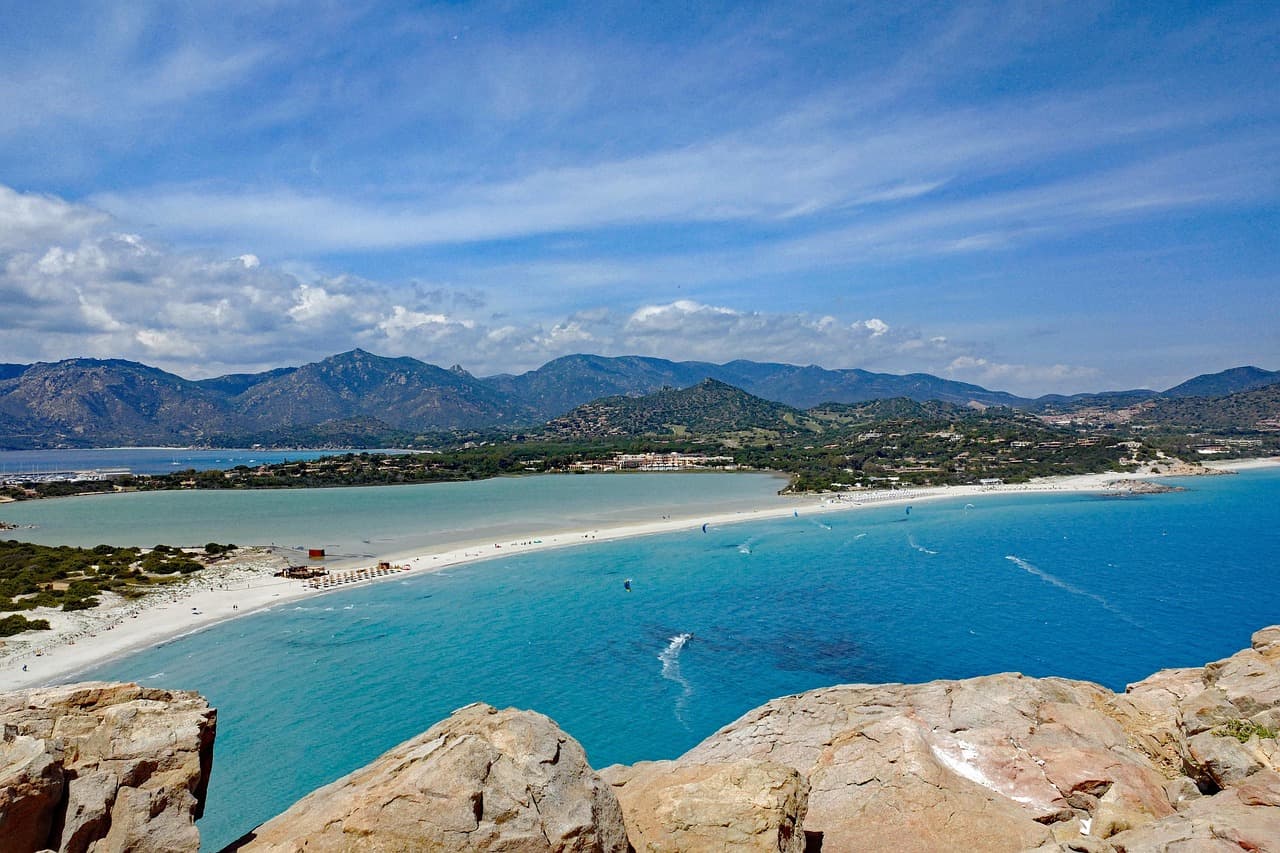 Vista panoramica di Villasimius e il mare cristallino della Sardegna